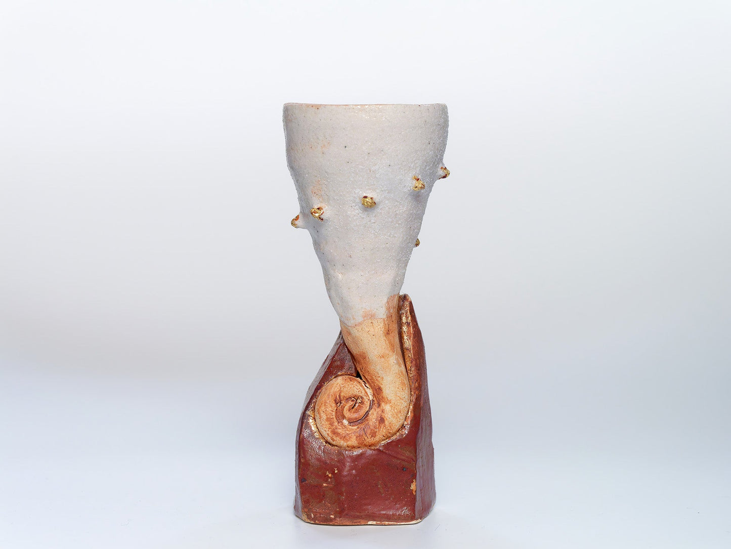 Shino gold-painted sake cup | Ikuhiko Shibata