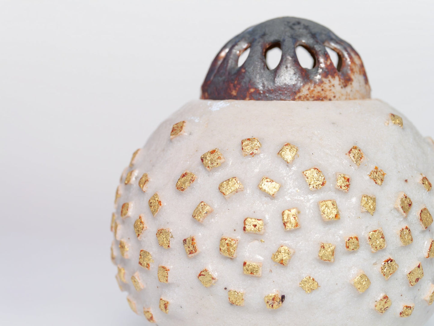 Shino gold-painted incense burner | Ikuhiko Shibata