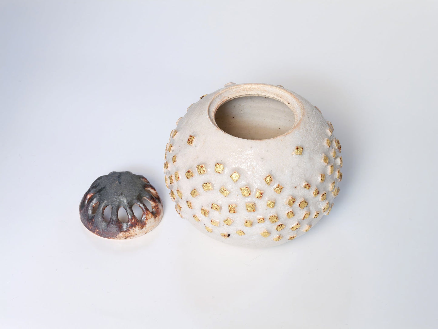 Shino gold-painted incense burner | Ikuhiko Shibata